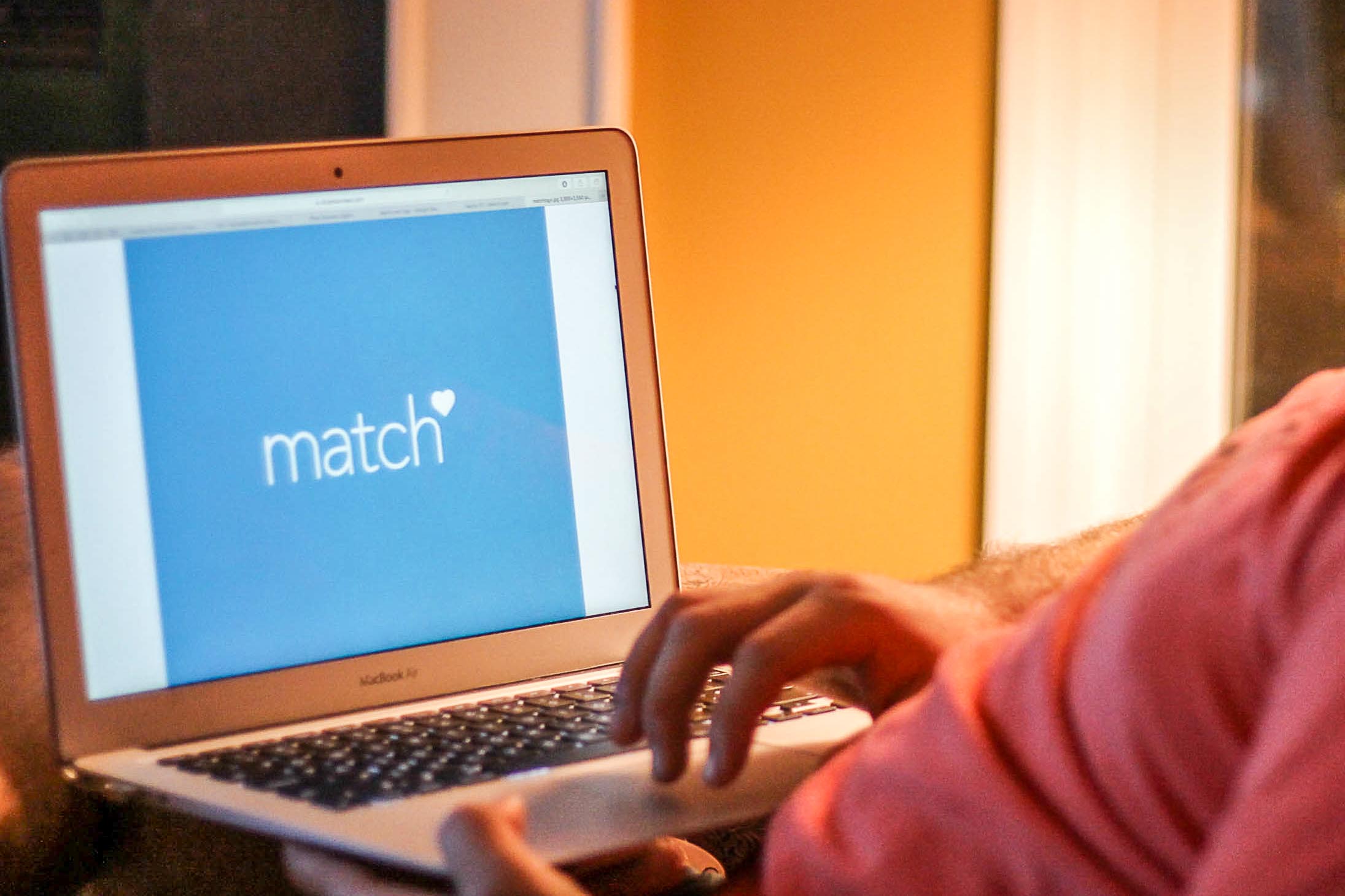 Opinion: Skeptics should give online dating a chance