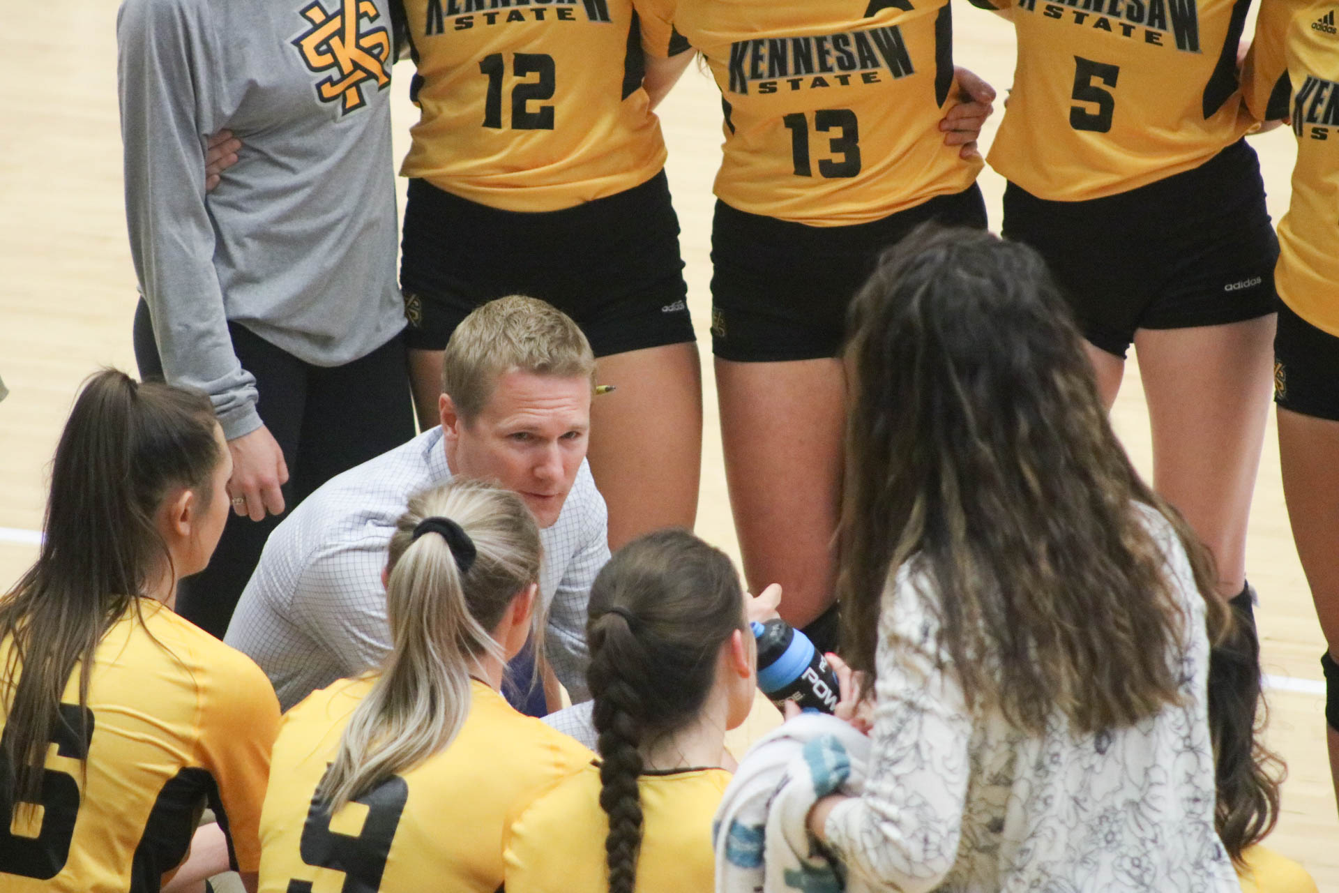 14-game winning streak ends for volleyball