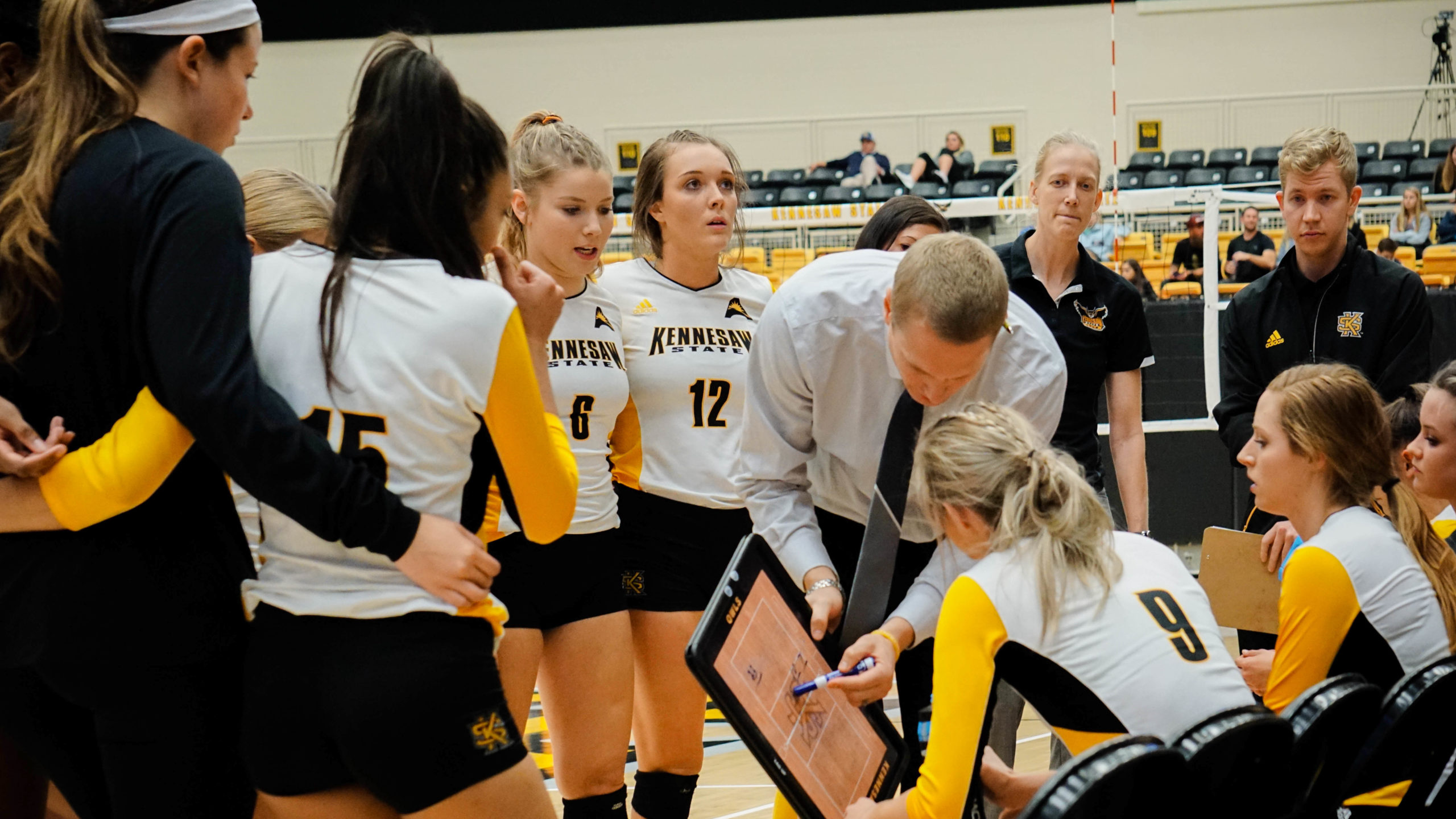 Volleyball clinches No. 2 seed, heads into postseason