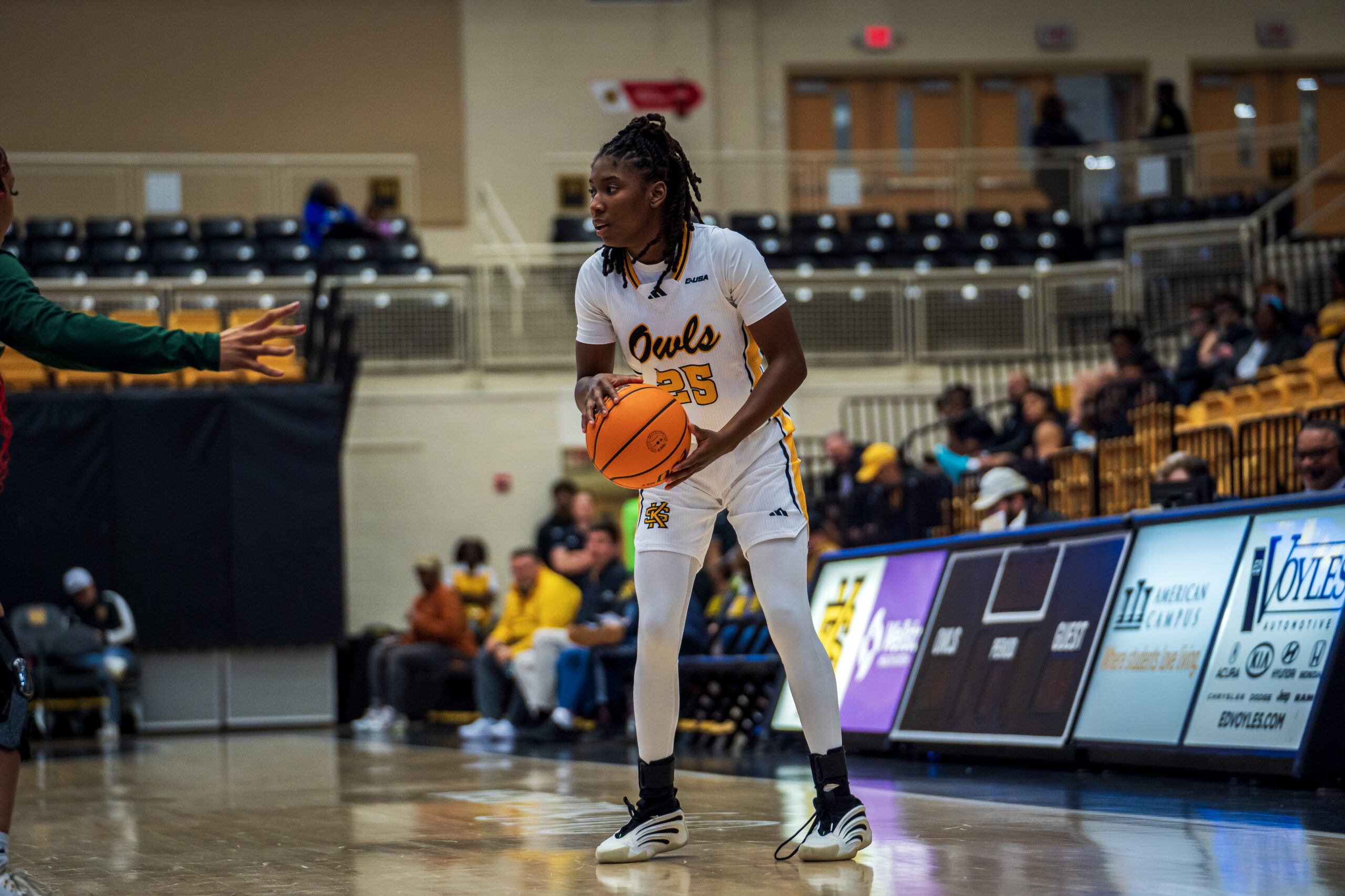 Women’s basketball snaps losing streak, dominates UTEP 83–52 in home win