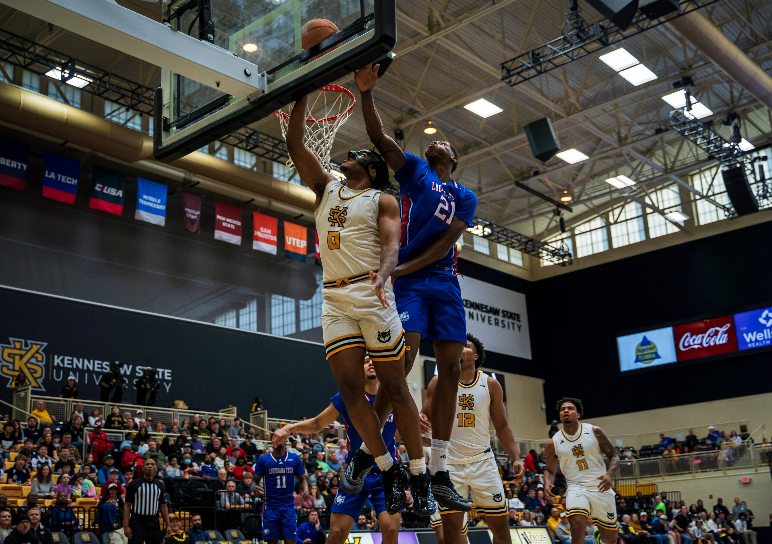 Men’s basketball earns back-to-back wins, climbs to fourth in conference