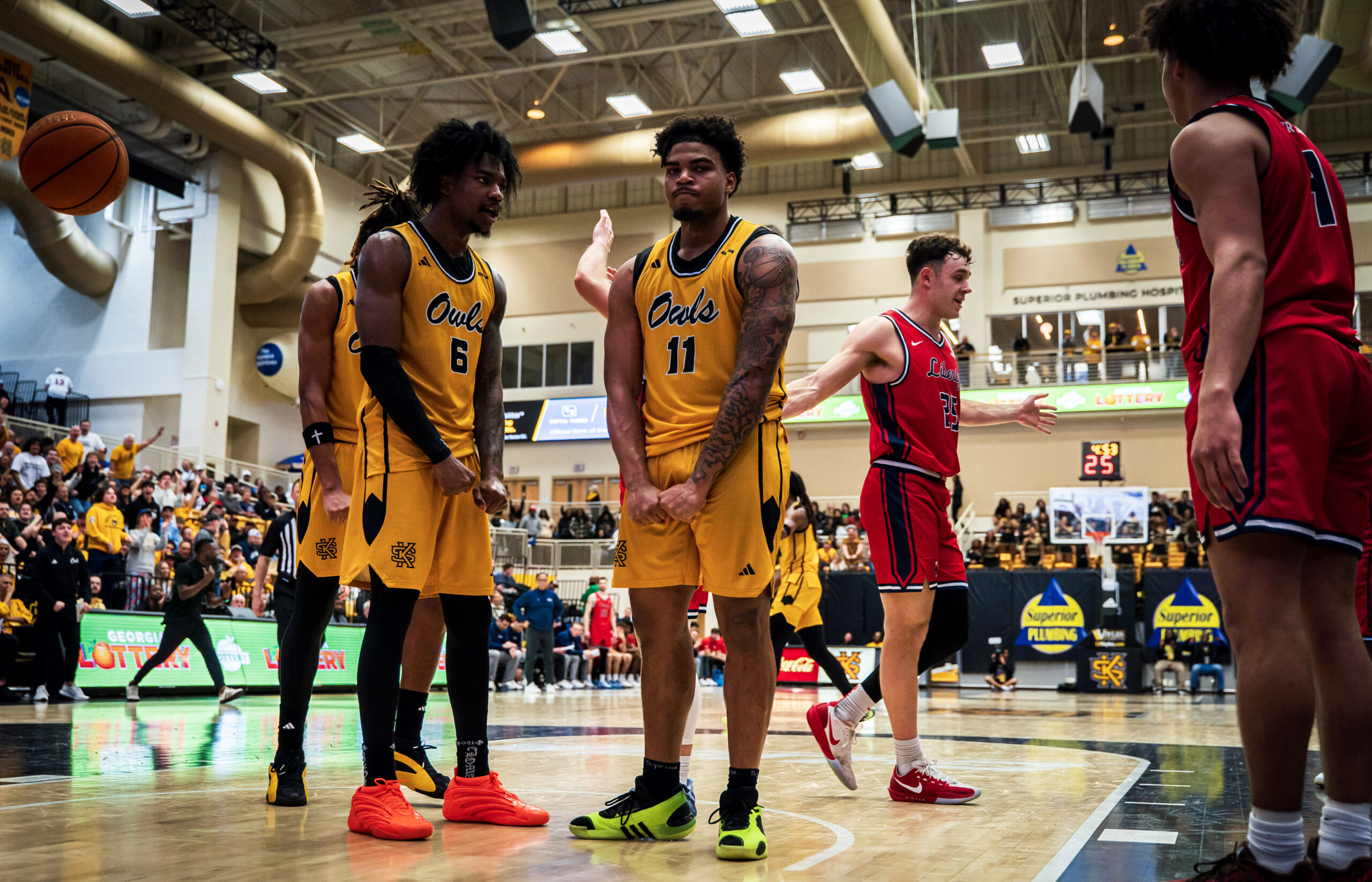 Men’s basketball knocks off first-place Liberty for third-straight win