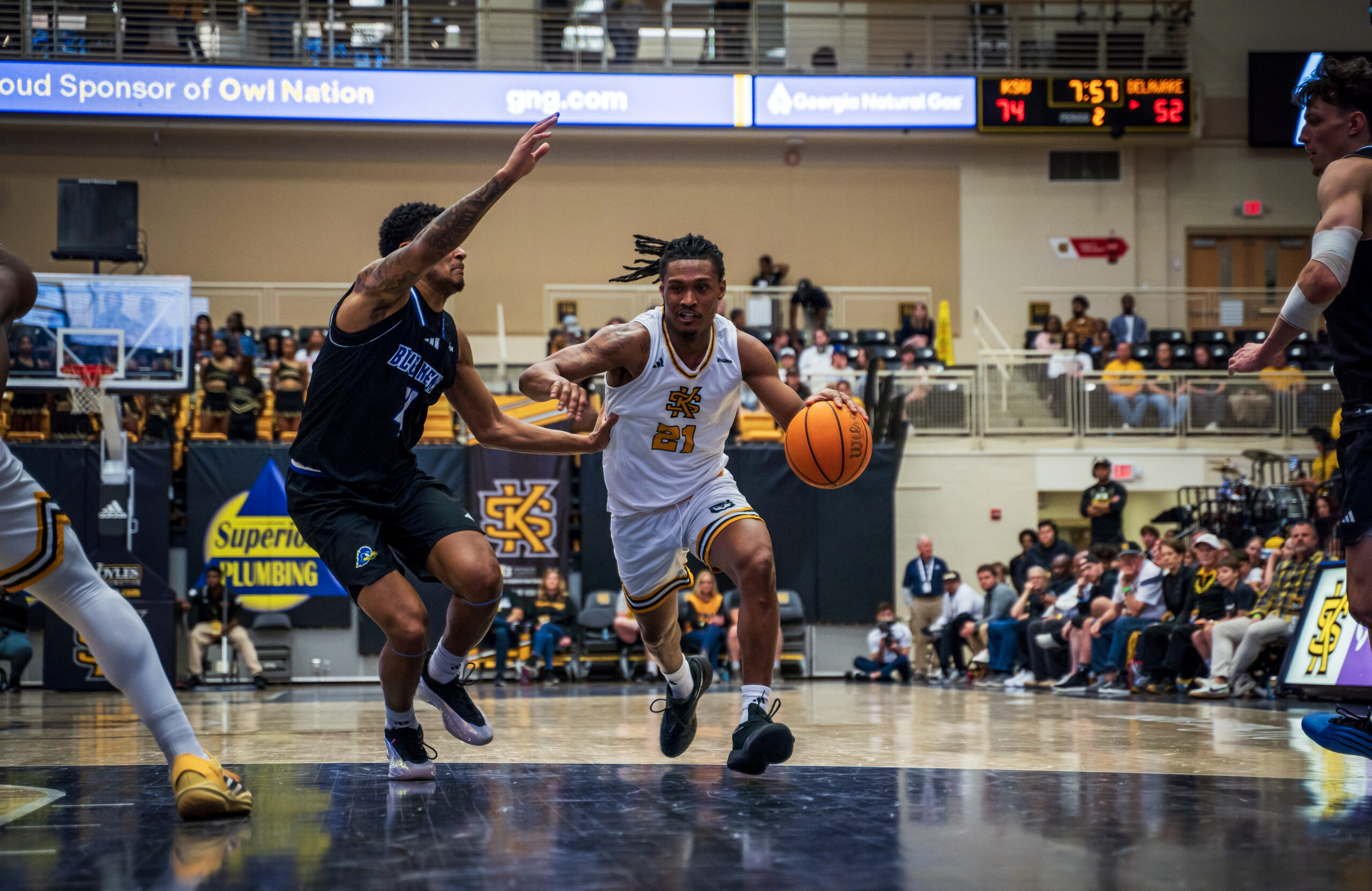 Harris shines on senior night, men’s basketball wins fourth straight